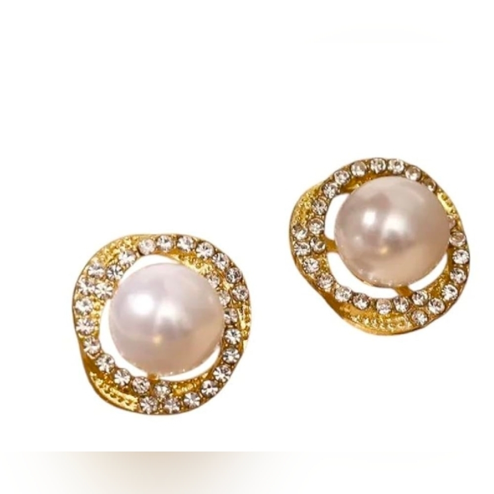 Elegant Vintage faux Gold and Pearl Stud Earrings - Picture 2 of 5